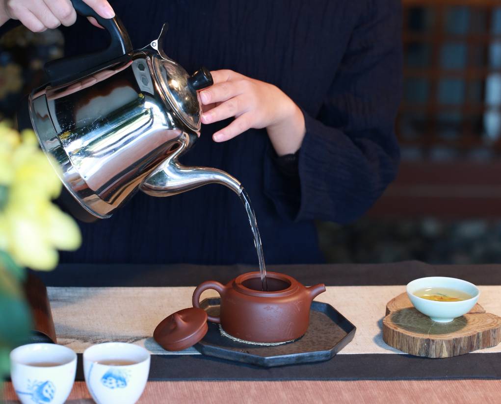 为母亲泡茶,敬茶,是子女孝心的体现