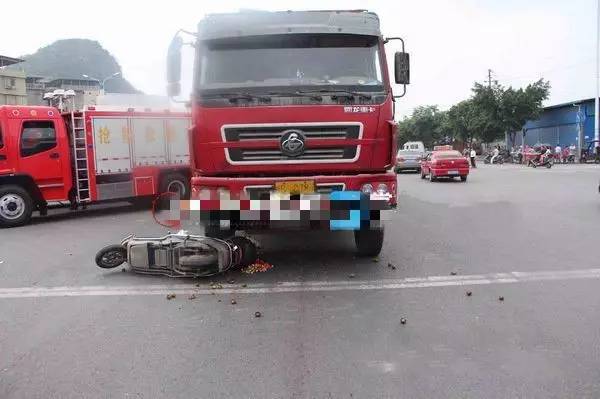 一辆大货车与一辆电动车相撞,造成电动车女车主被卷入货车右前轮下