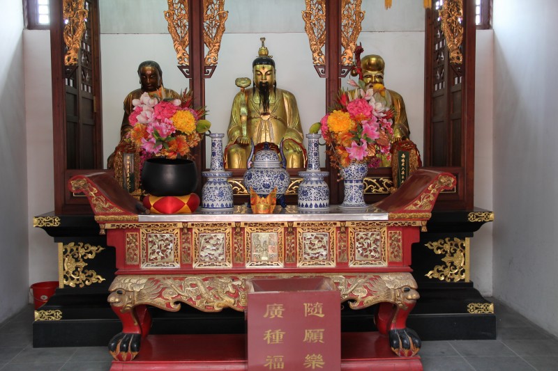 三清殿内所供奉之张天师,许天师及五尊天将神铸,均为铜铸,高达177厘米