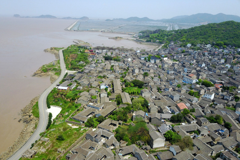 老街有相继建成修复了中国海洋渔业博物馆,中国书雕城,聚泰祥布庄