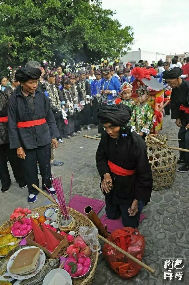 文山广南万人接皇姑场面震撼