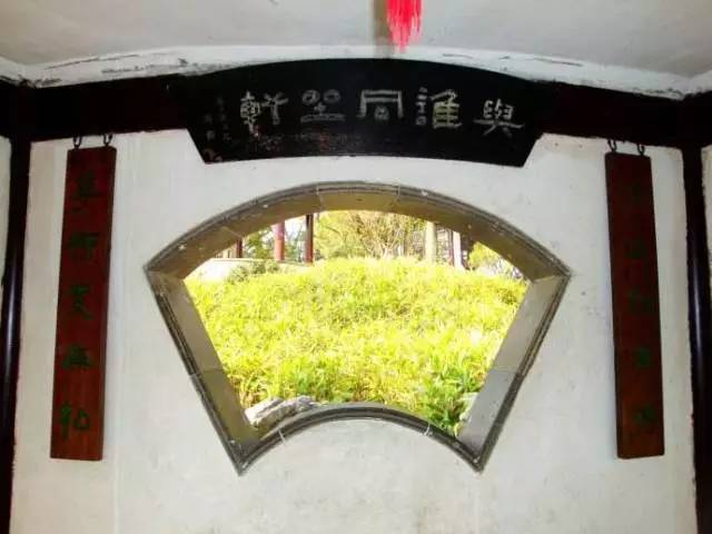 与谁同坐轩闲倚胡床,庾公楼外峰千朵.与谁同坐.明月清风我.