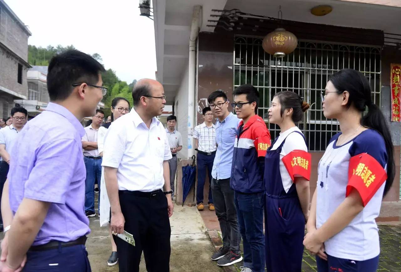 县委书记赖正文,县委副书记温学延,县领导叶富安,李柳琴,杨逢春,以及