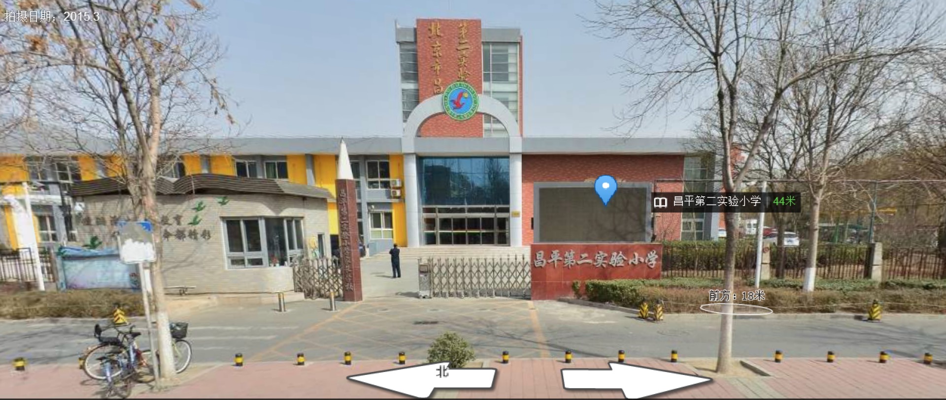北京市昌平区实验第二实验小学门口街景,与网传图片场景不同.