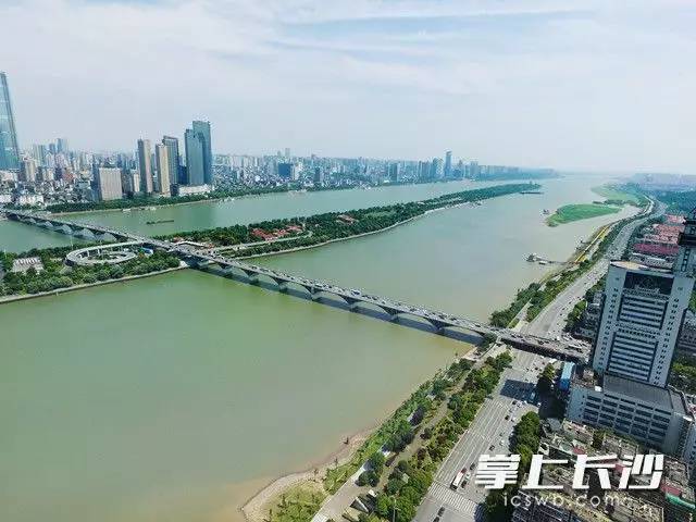 航拍长沙橘子洲附近湘江沿岸主城区.