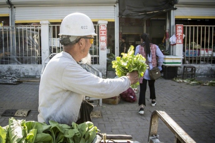 84歲大爺進城街頭賣菜小哥看了心酸全買完圖