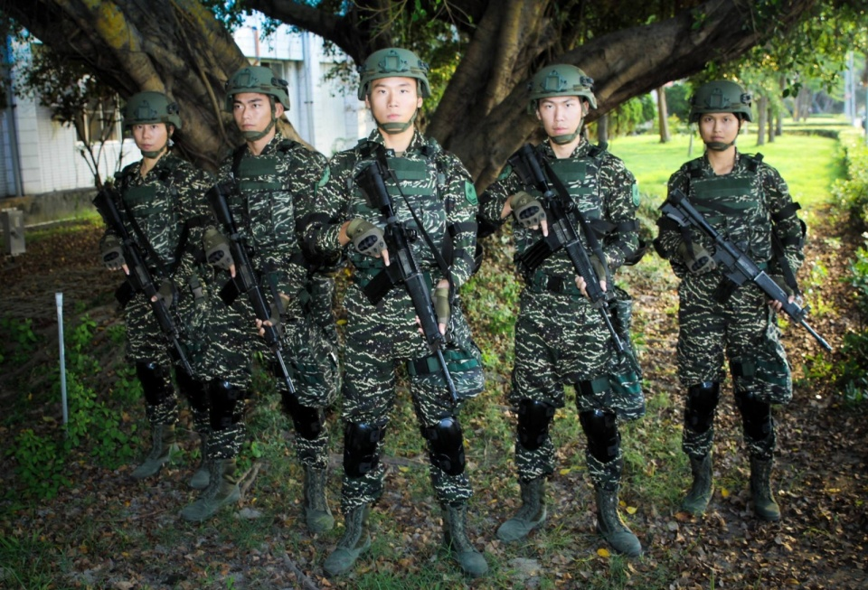 首批生产的新式数码野战服,已于2017年5月配备基地训练部队换装,并将