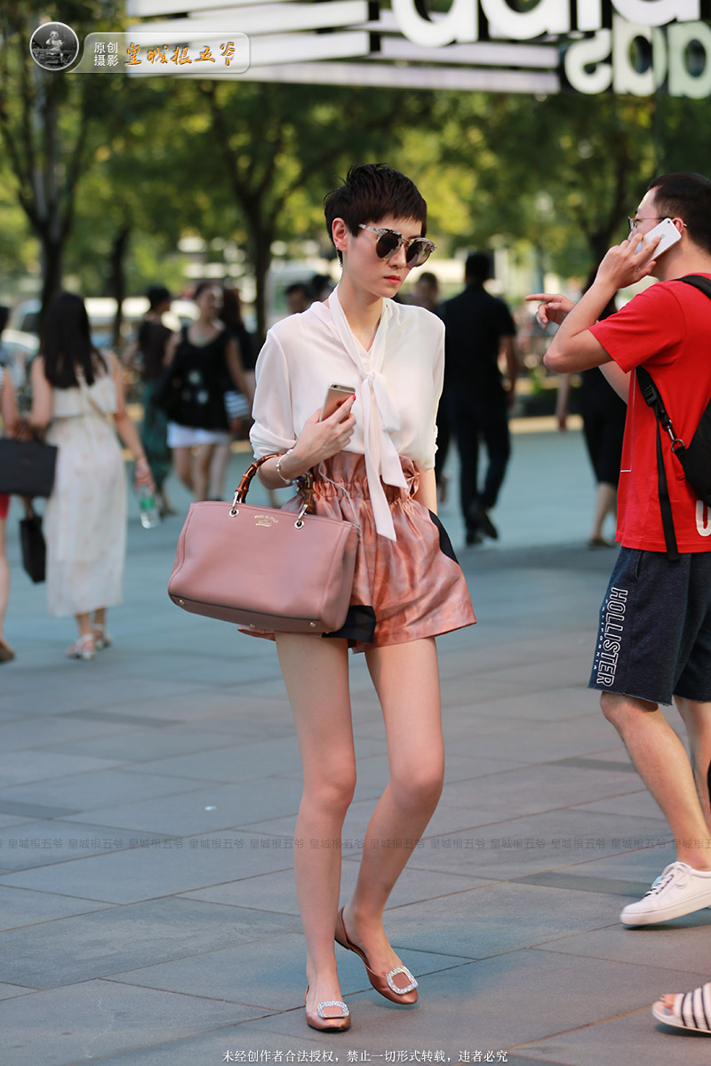 北京街拍风格鲜明的三里屯时尚潮拍