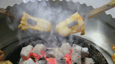 款烧烤和小菜在旬阳的烧烤大军中,这里却做着罕见的四川西昌火盆烧烤