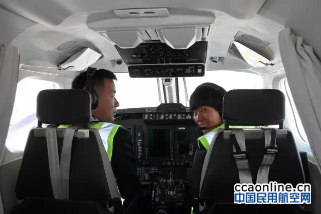 石河子至那拉提短途支线首航航班机长和副驾驶中国民用航空网通讯员