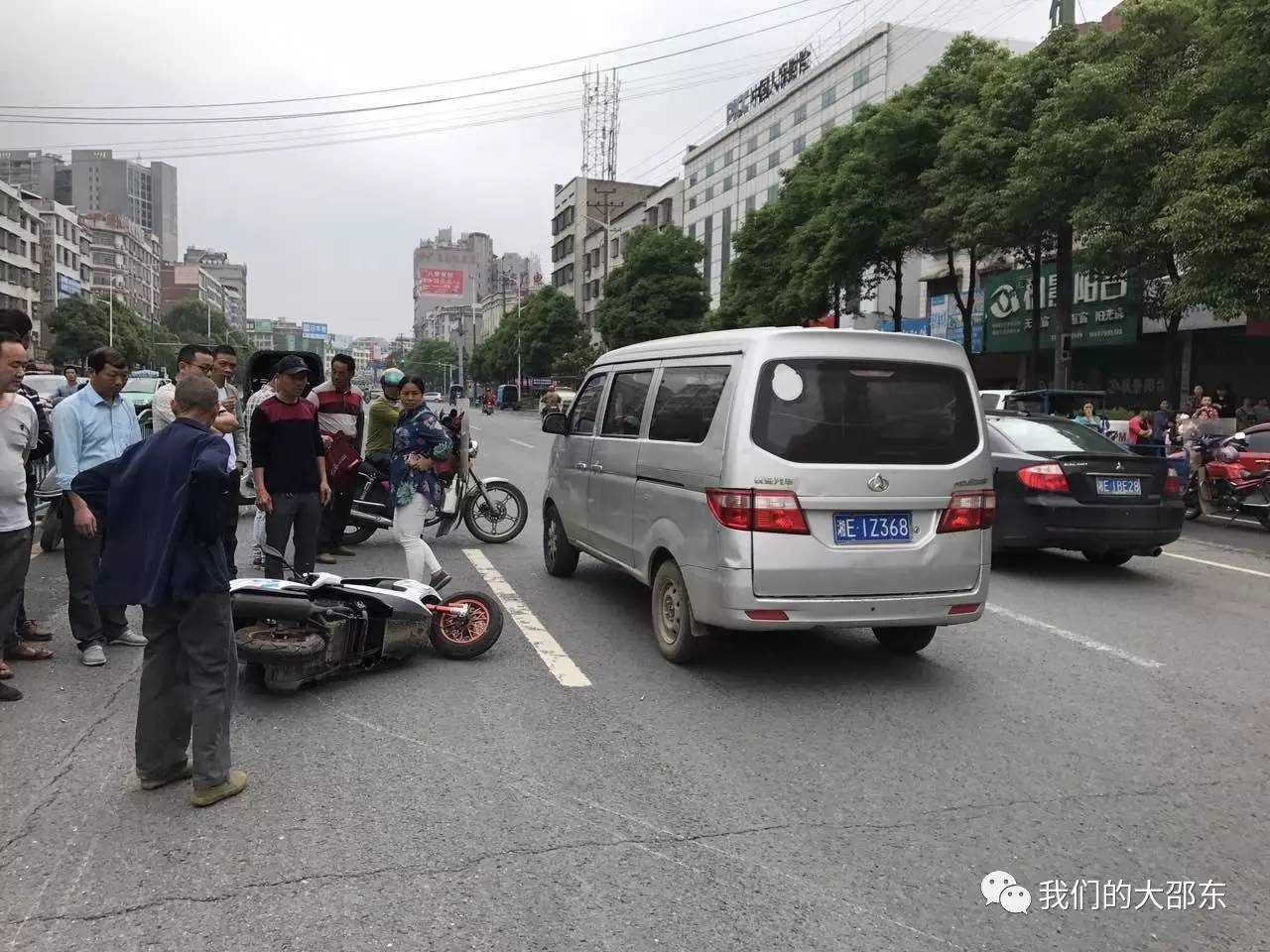 邵东衡宝路发生一起车祸一女子撞飞当场身亡