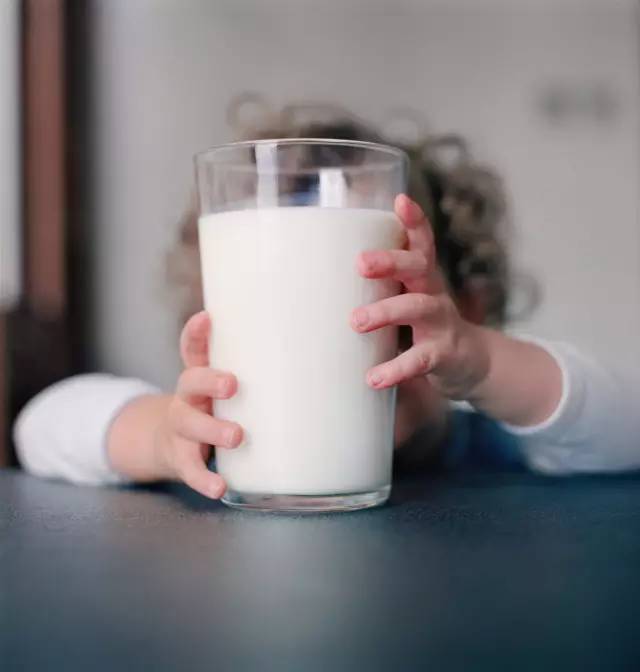 强壮中国人等广告语洗礼下成长的新一代老母亲,自然把喝奶作为头等