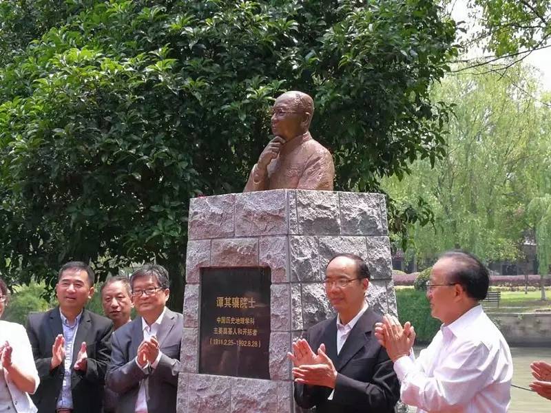 会主任吴松弟教授,原嘉兴市政协主席,秀州中学校友会名誉会长徐良骥