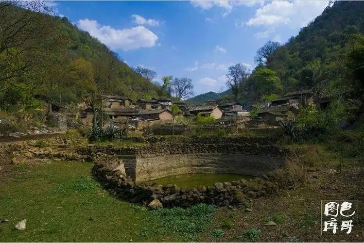 砚山水井箐:一场大火烧成的石头村