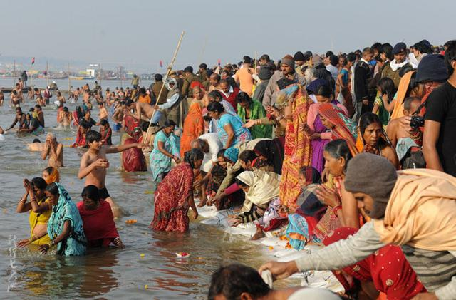 印度节日大壶节数亿人群共赴恒河同饮圣水