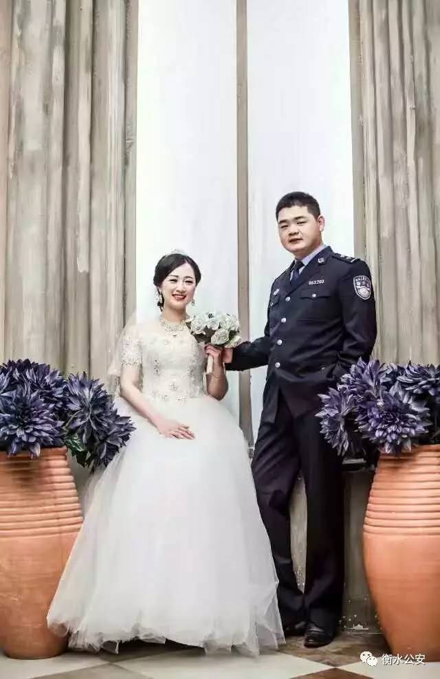 警服婚纱照动作大全图片