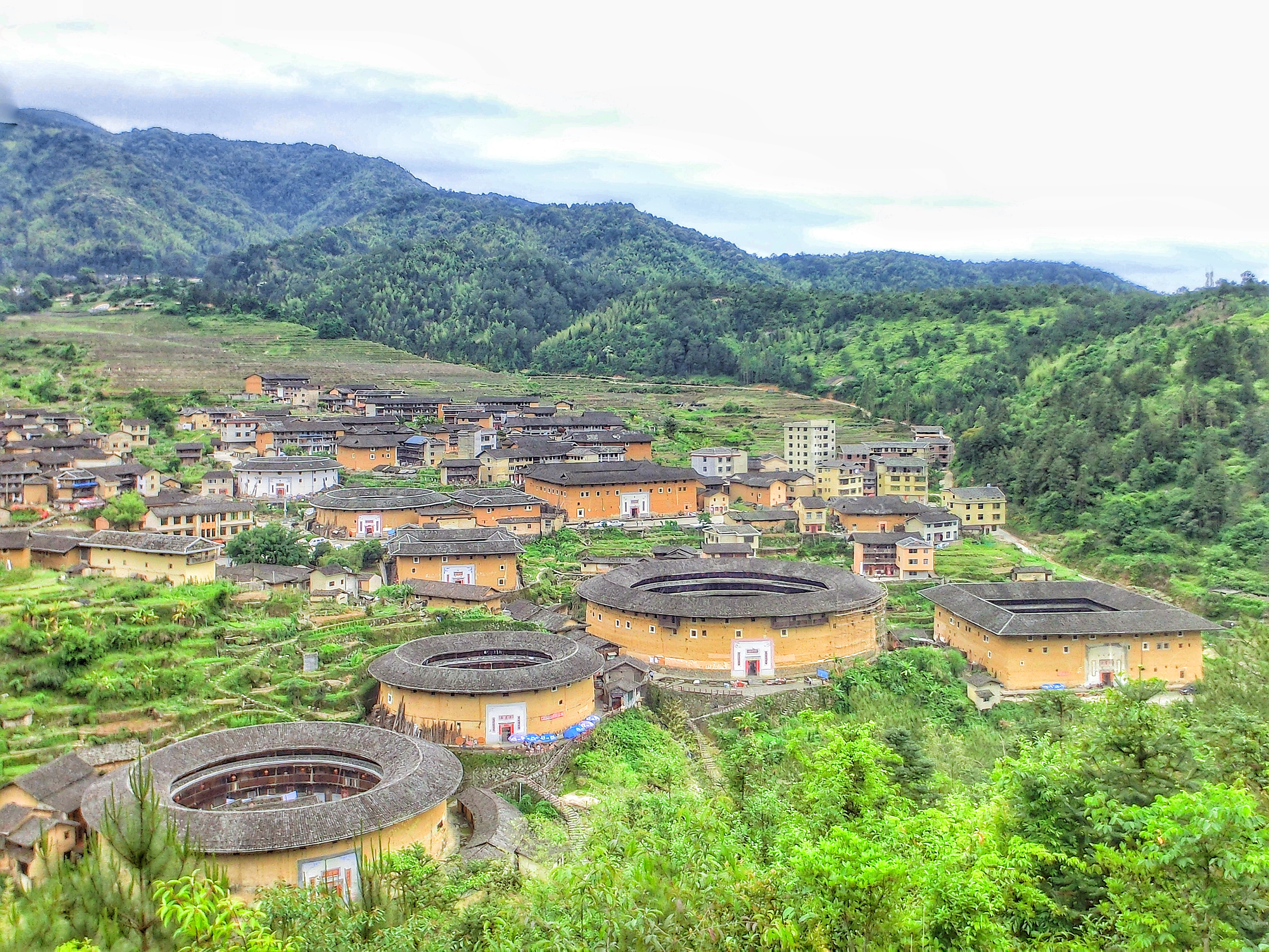 然后,便受邀为永定土楼旅游公益代言人