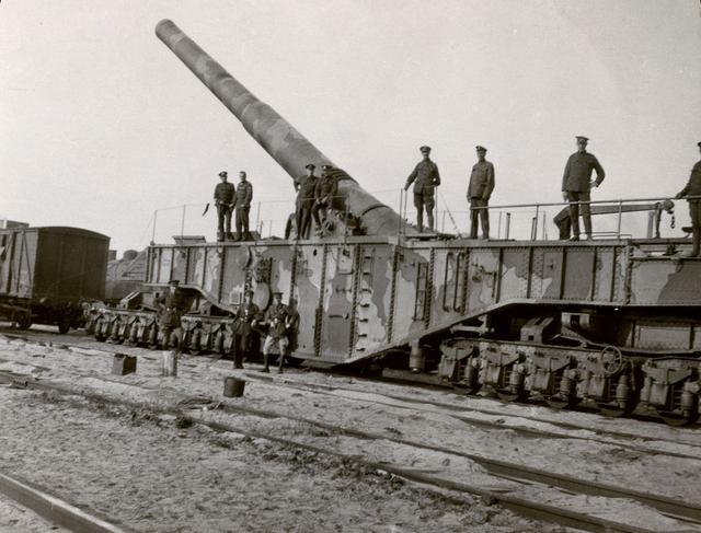 法国士兵在第一次世界大战中伪装370毫米列车炮