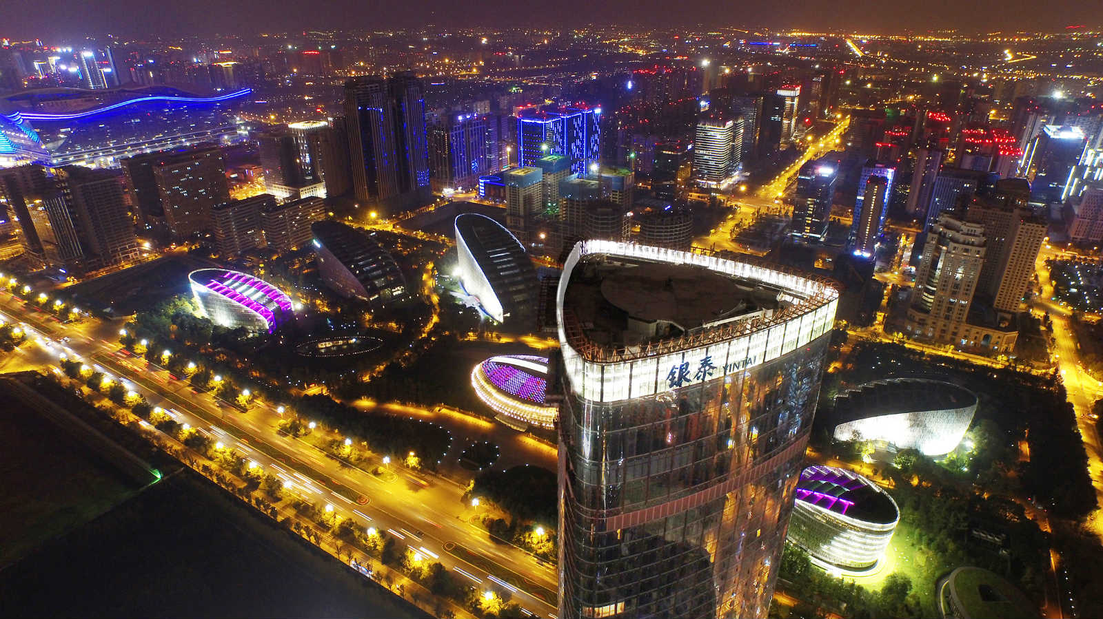 (成都银泰中心鸟瞰实景图)在北京,银泰中心曾是这样一个圈层——有