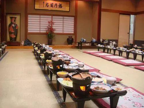 今天小编给大家说说关于在日本吃饭时,餐桌上的一些基本礼仪,了解一些