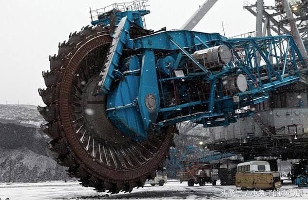 bat365全球最大的斗轮挖掘机 重达45000吨 价值6600万英镑(图2)