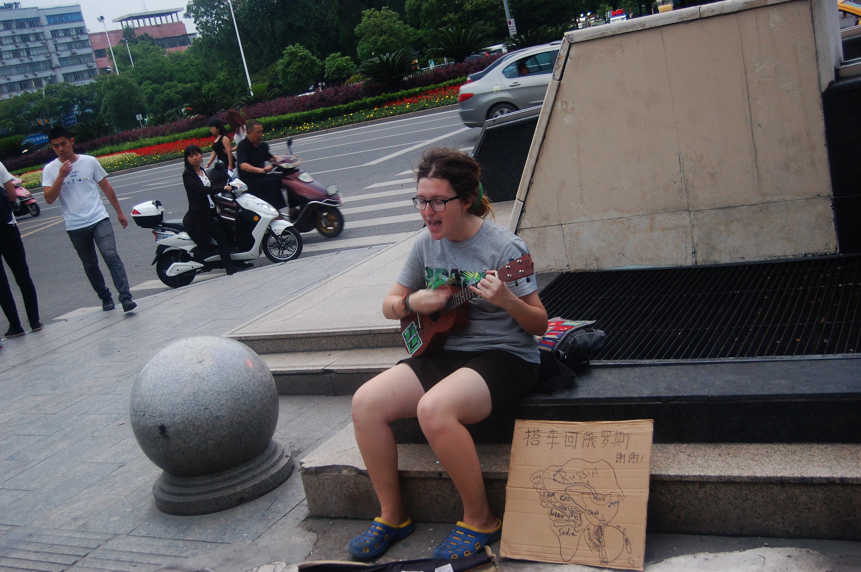 街头卖唱女孩图片