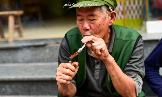 这里自裹自抽的叶子烟,有着中国民间雪茄的美誉