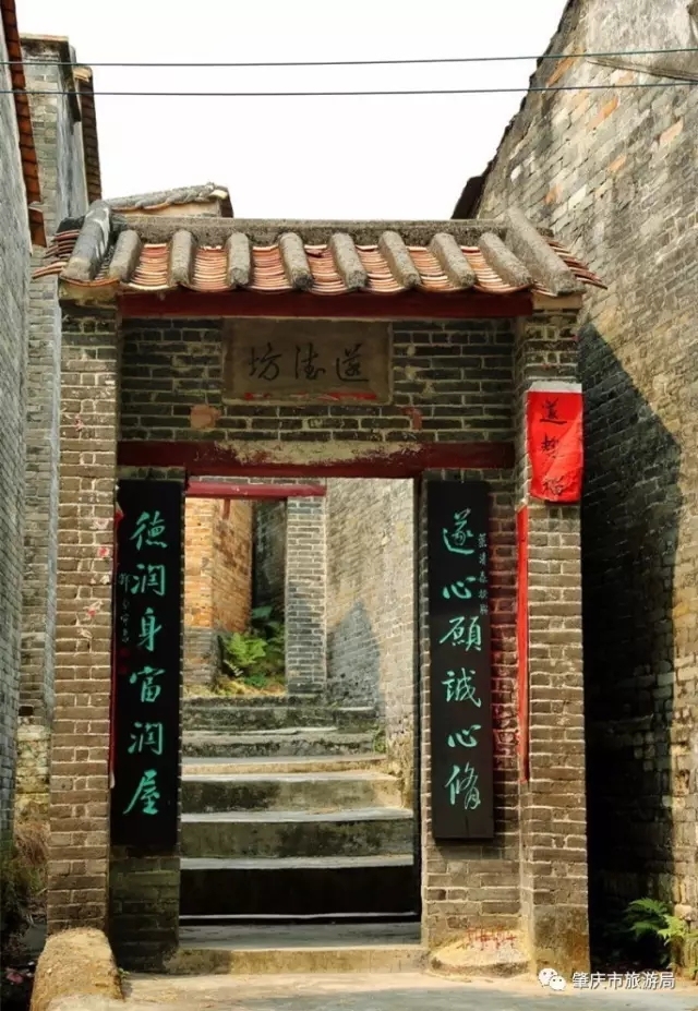 广东肇庆悠然地在黎槎古村间穿行一步一景精致的小门楼,古老的青瓦