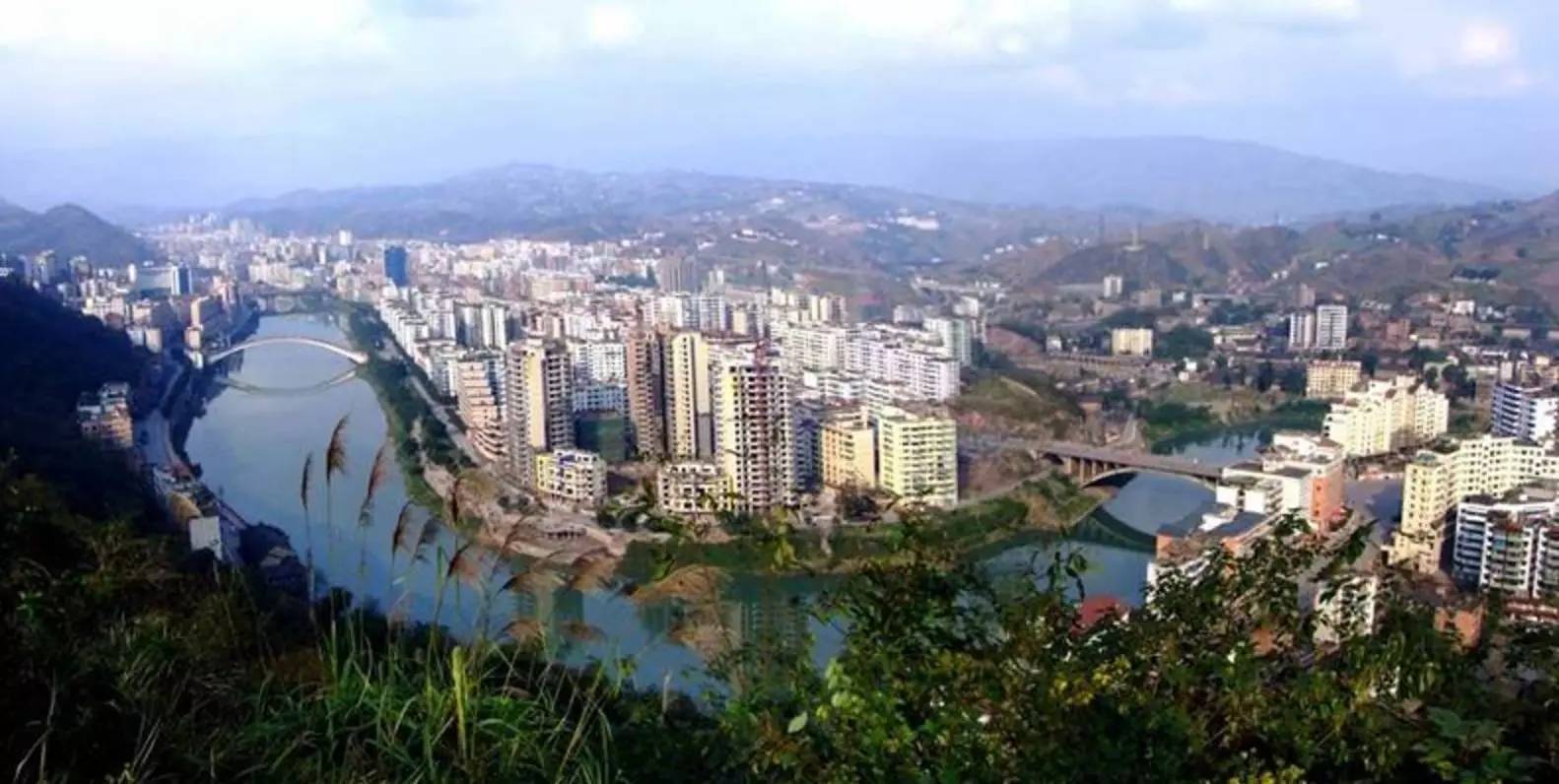 以自然景觀和人文資源為主,主要有古劍山,丁山湖,白雲觀,古樹化石群