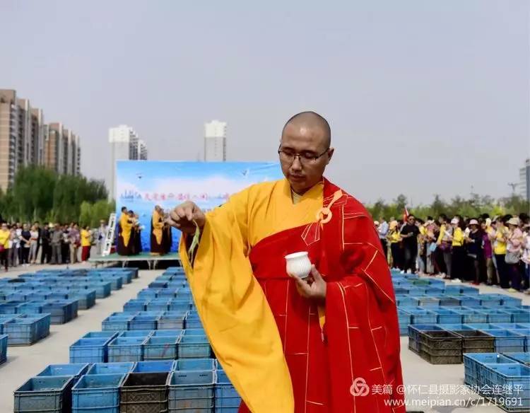 怀仁这个地方干嘛了数百人聚集还有五台山的和尚