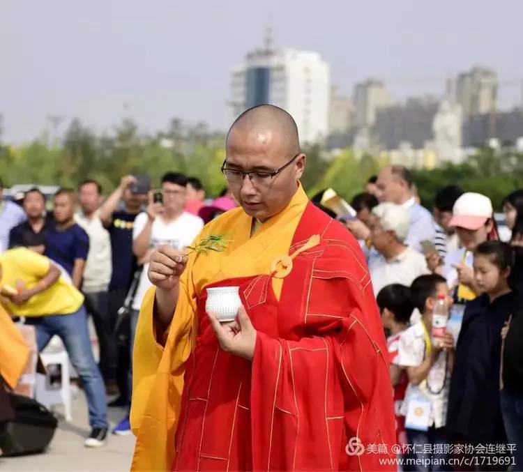 怀仁这个地方干嘛了数百人聚集还有五台山的和尚