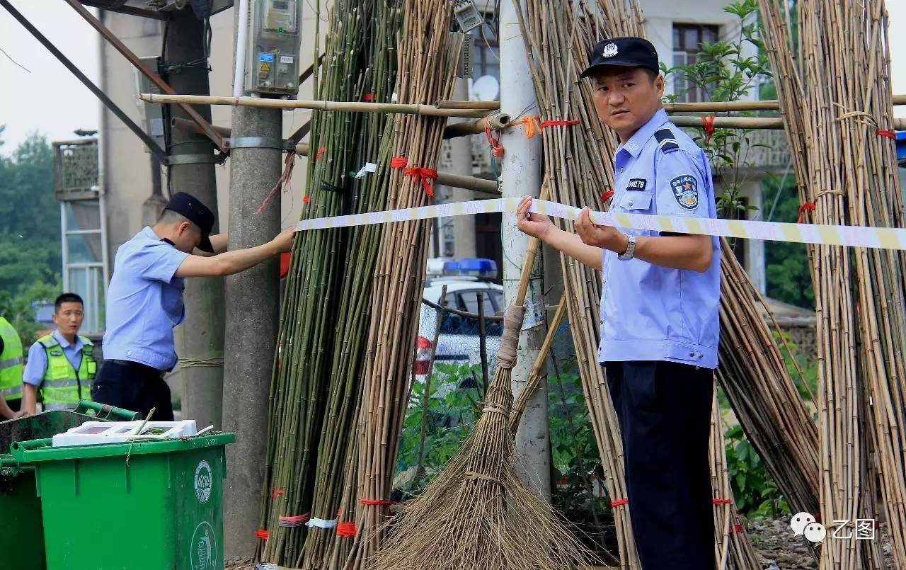 图为当地民警拉起警戒线.