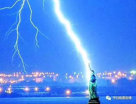 两人决定先找一个地方躲会雨