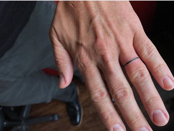 结婚不搞戒指搞纹身!你们对自己的婚姻这么有信心,是好事嗯