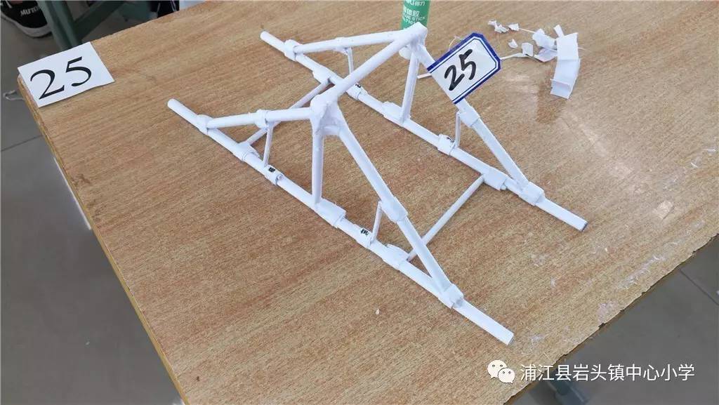 用八张a4纸制作一张纸桥,看看纸桥能够承载多少重量