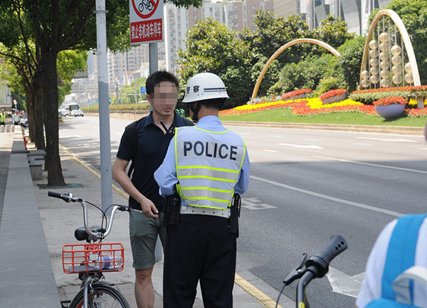 端午假期首日上海楊浦交警嚴查共享單車違法,半小時內現三起(組圖)