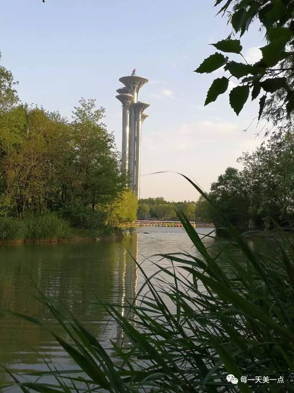 北京观光塔 ——奥森公园门口的钉子户