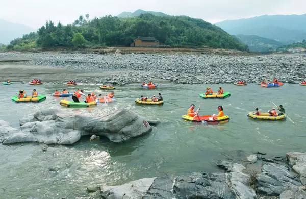 灌河漂流地址:洛阳栾川陶湾镇票价:158元/人(仅供参考)漂流特色:豫西