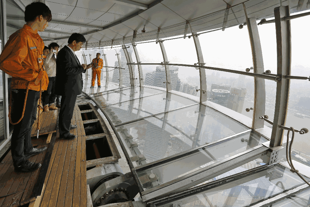 东方明珠塔259米全透明悬空观光廊,你敢去吗?