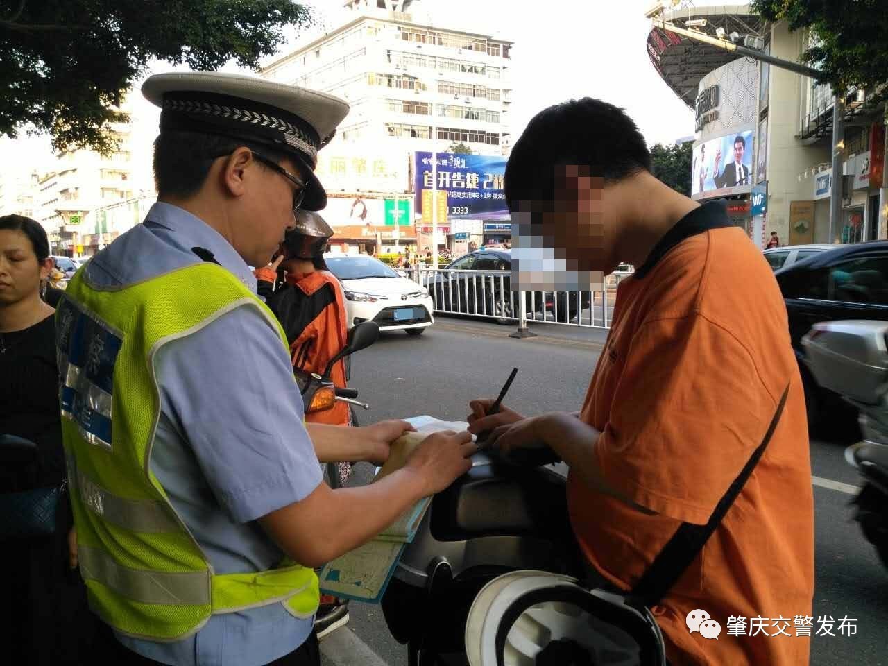 部分機動車不禮讓行人,現場接受執勤警員的處罰⊙5月27日,交警支隊第