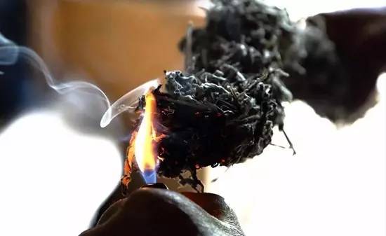 2013年7月4日,香港沙田第一城一位女住户在家中采取环保方法燃烧艾草