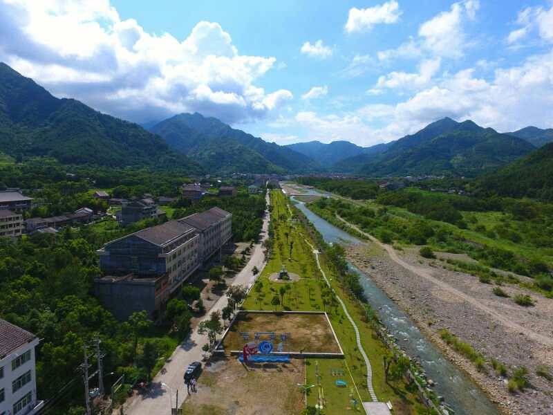 懷溪鎮垟底村4錢源村,位於平陽縣懷溪鎮東北部,南鄰章坑村,北於中心村