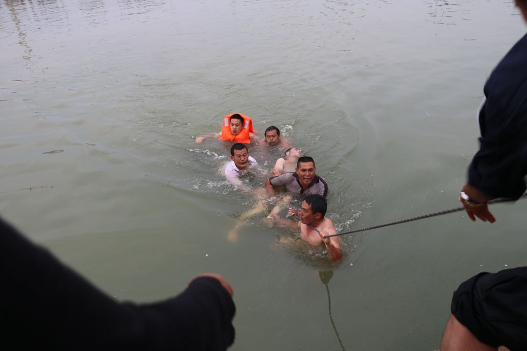 打捞溺水男生学生图片