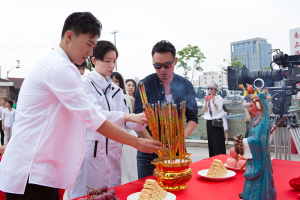 开机现场气氛热烈,著名青年电影制片人兼监制张洋,香港导演钟熙宇携众