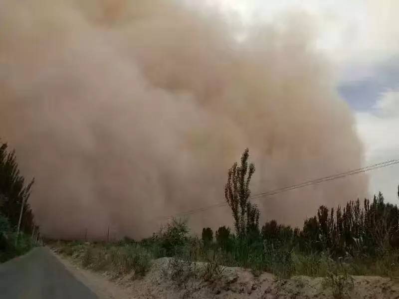 而南疆部分地区也遭遇了强沙尘天气乌鲁木齐从晚上21点开始狂风大作