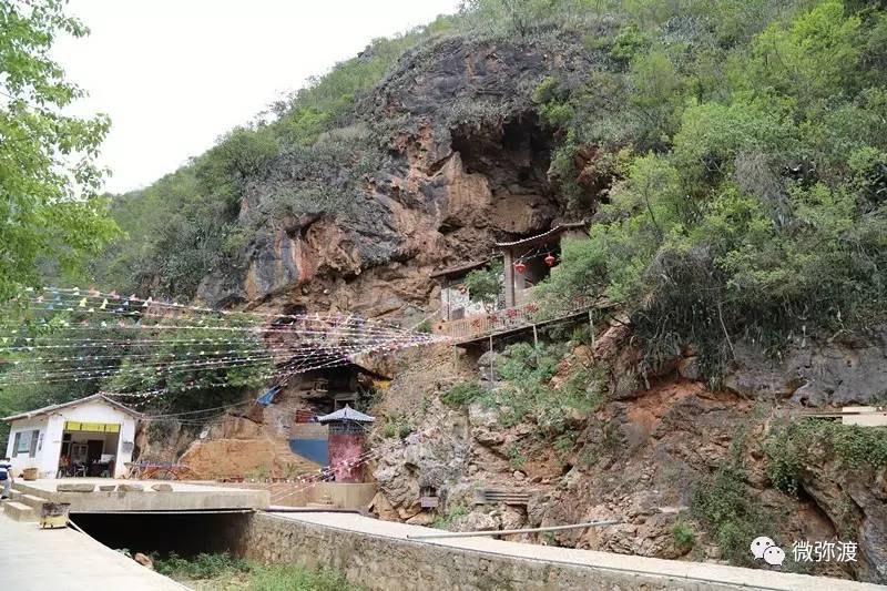 花鱼洞,位于德苴乡东北约9公里的峡谷中