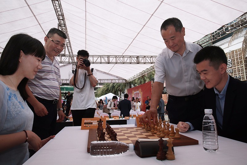 杨俊安和周保民为棋手开棋.