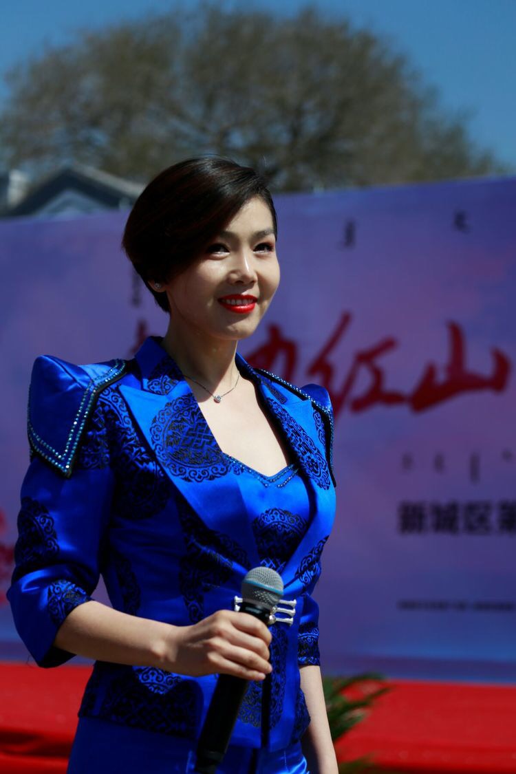 蒙古国丰满女歌手图片