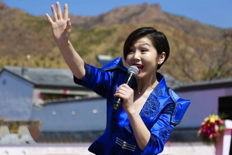 蒙古包里唱歌的女歌手图片