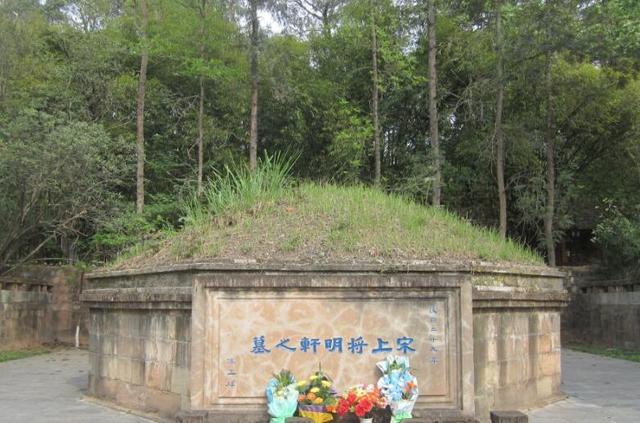 宋哲元墓:于右任,冯玉祥题字,朱德,彭德怀撰联